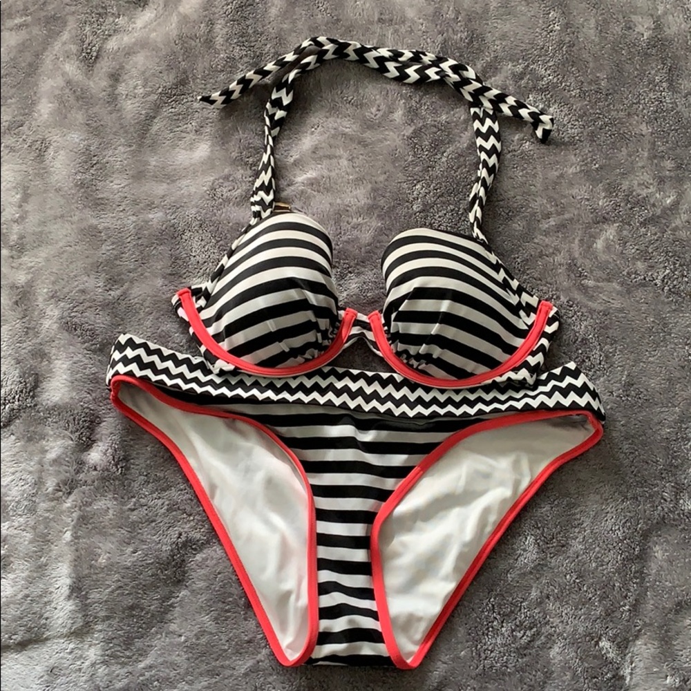 Victoria’s Secret bikini - top: 34D, bottom: S/P